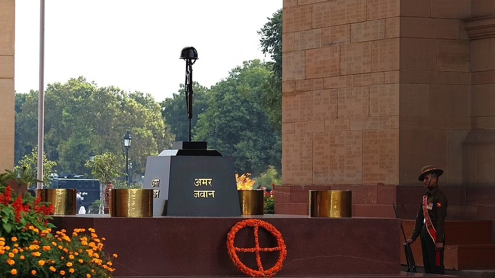 The Amar Jawan Jyoti with eternal flames | History of India Gate of New Delhi | Historyfinder.in