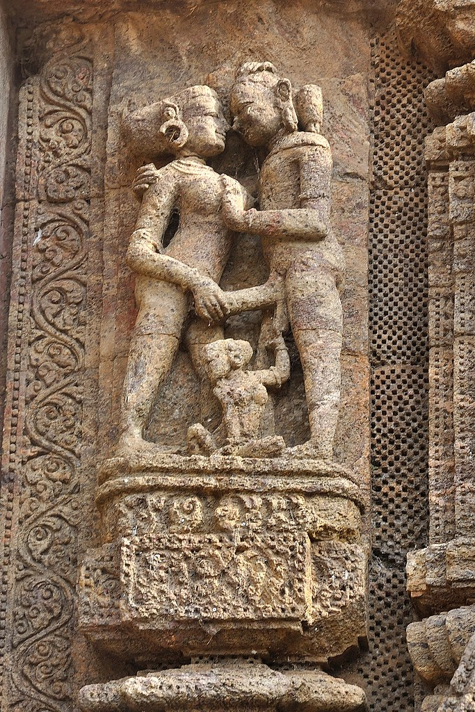 An erotic sculpture carved on the walls of Konark Sun Temple of Puri | Historyfinder.in 