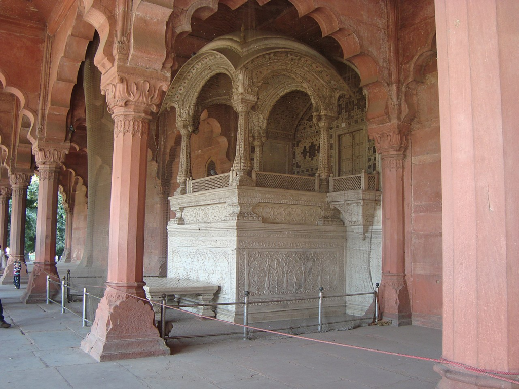 Seat of Mughal emperor at Diwan-i-aam at Red Fort of Delhi | Historyfinder.in | Image from Wikimedia