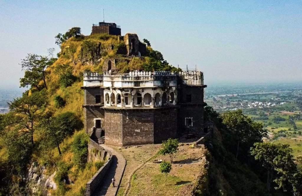 Baradari, the famous white pavillion of Daulatabad (Devagiri) fort was constructed in 1636 by Mughal emperor Shah Jahan | History of Daulatabad fort | Historyfinder.in 