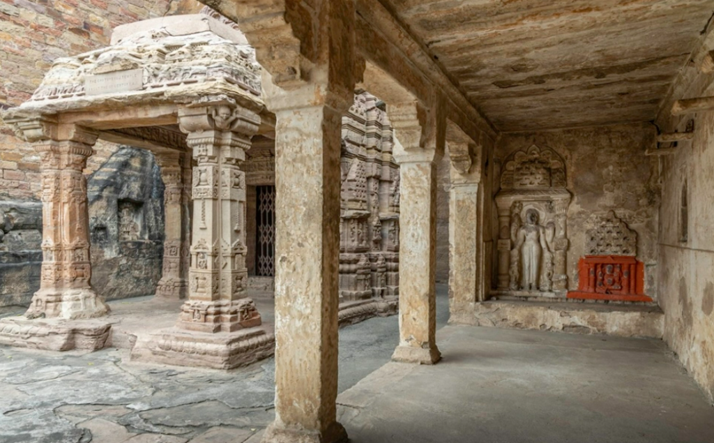 Glimpses of Gurjara-Pratihara architecture and artwork at Gwalior Fort Chaturbhuj Temple | Chaturbhuj Temple History | Historyfinder.in