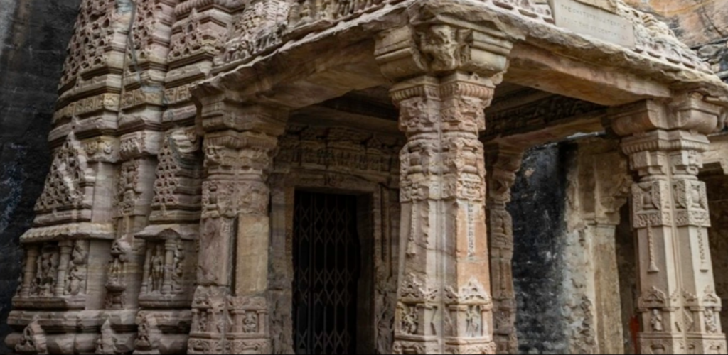 Pillar carvings at the entrance of Chaturbhuj Temple, Gwalior Fort | Gurjara-Pratihara artwork | Gwalior Fort Chaturbhuj Temple History | Historyfinder.in 