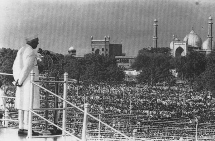 Nehru addresses the nation on August 15, 1947 at the Red Fort | Image credit: Wikimedia Commons | Independence Day of India | Historyfinder.in